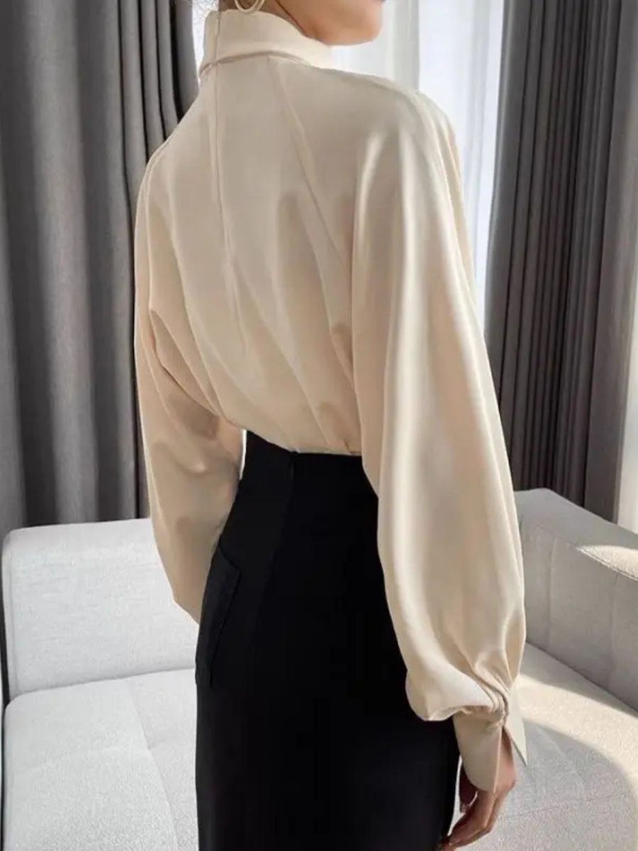 Blusa satinada con cuello alto – Amely