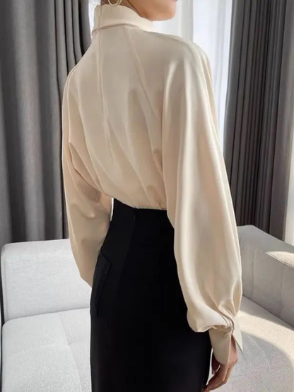 Blusa satinada con cuello alto – Amely