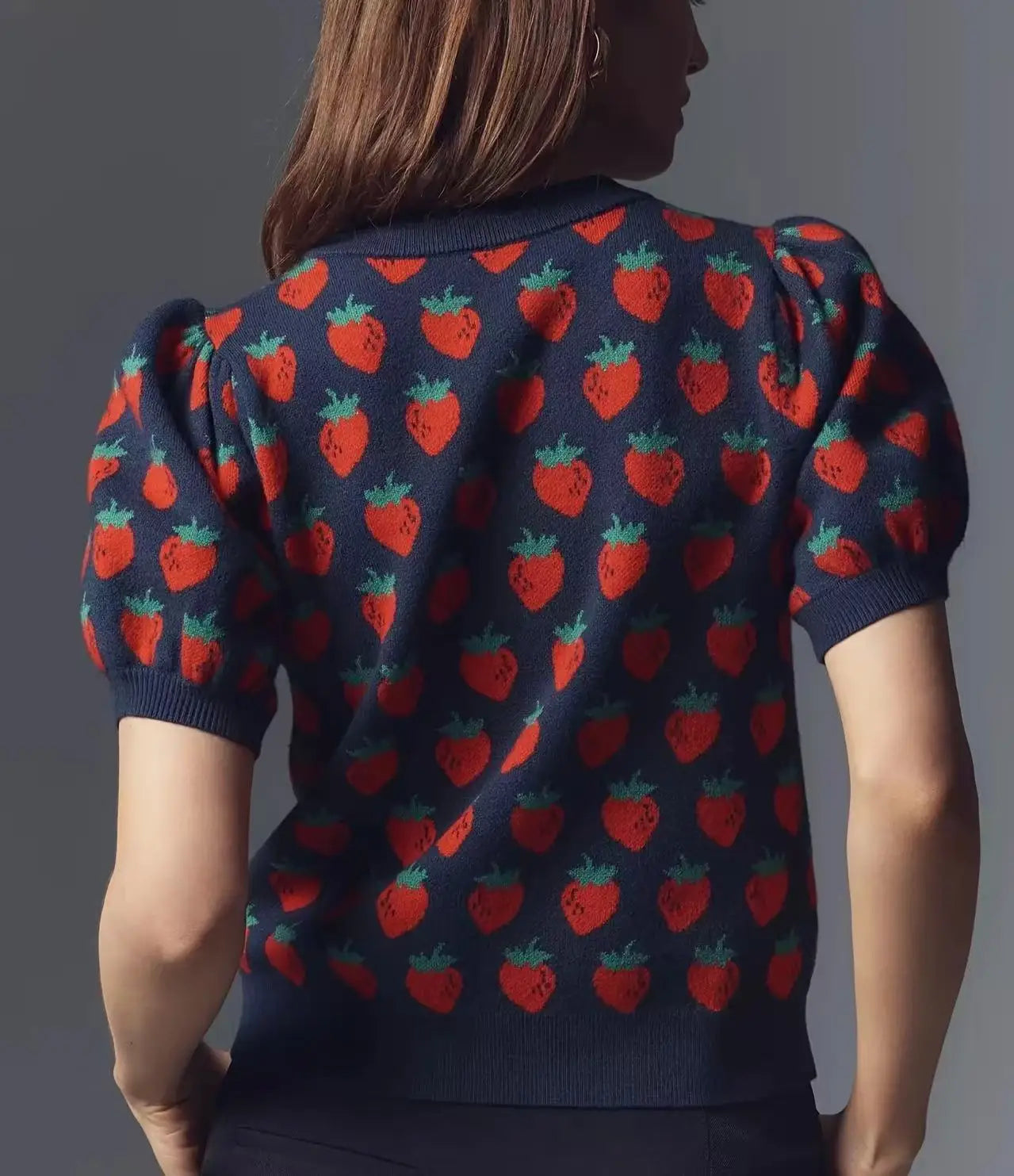 Suéter corto con diseño de frutillas – Alondra