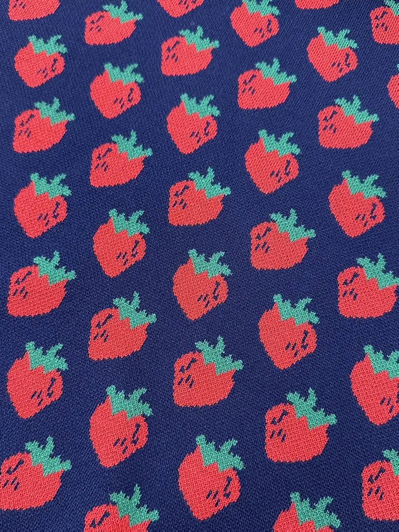 Suéter corto con diseño de frutillas – Alondra