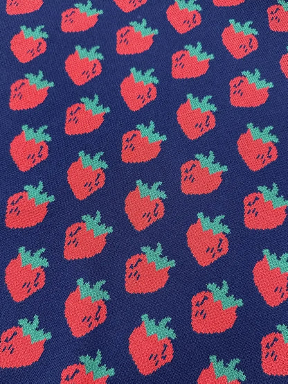 Suéter corto con diseño de frutillas – Alondra