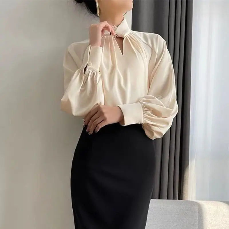 Blusa satinada con cuello alto – Amely