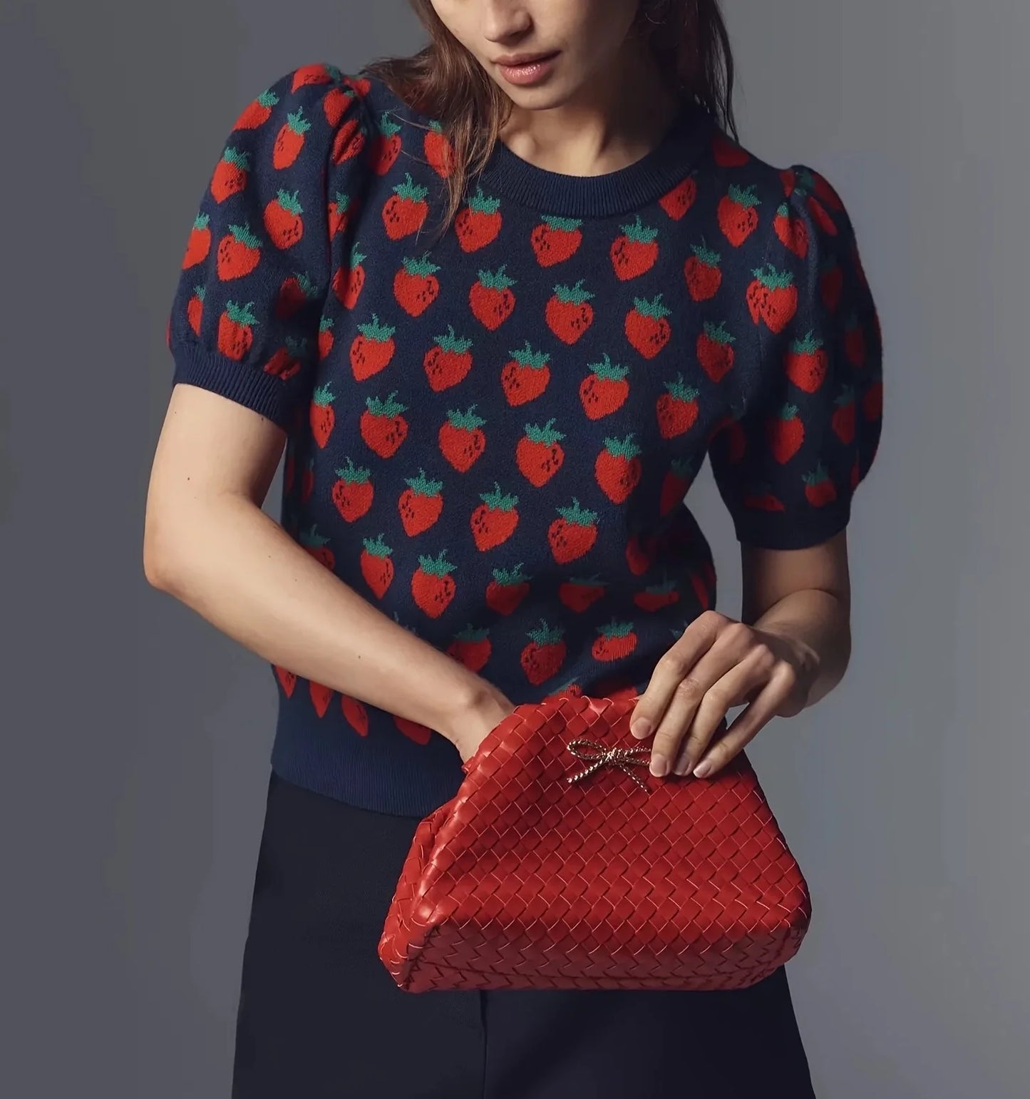 Suéter corto con diseño de frutillas – Alondra