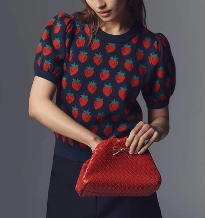 Suéter corto con diseño de frutillas – Alondra