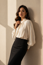 Blusa satinada con cuello alto – Amely